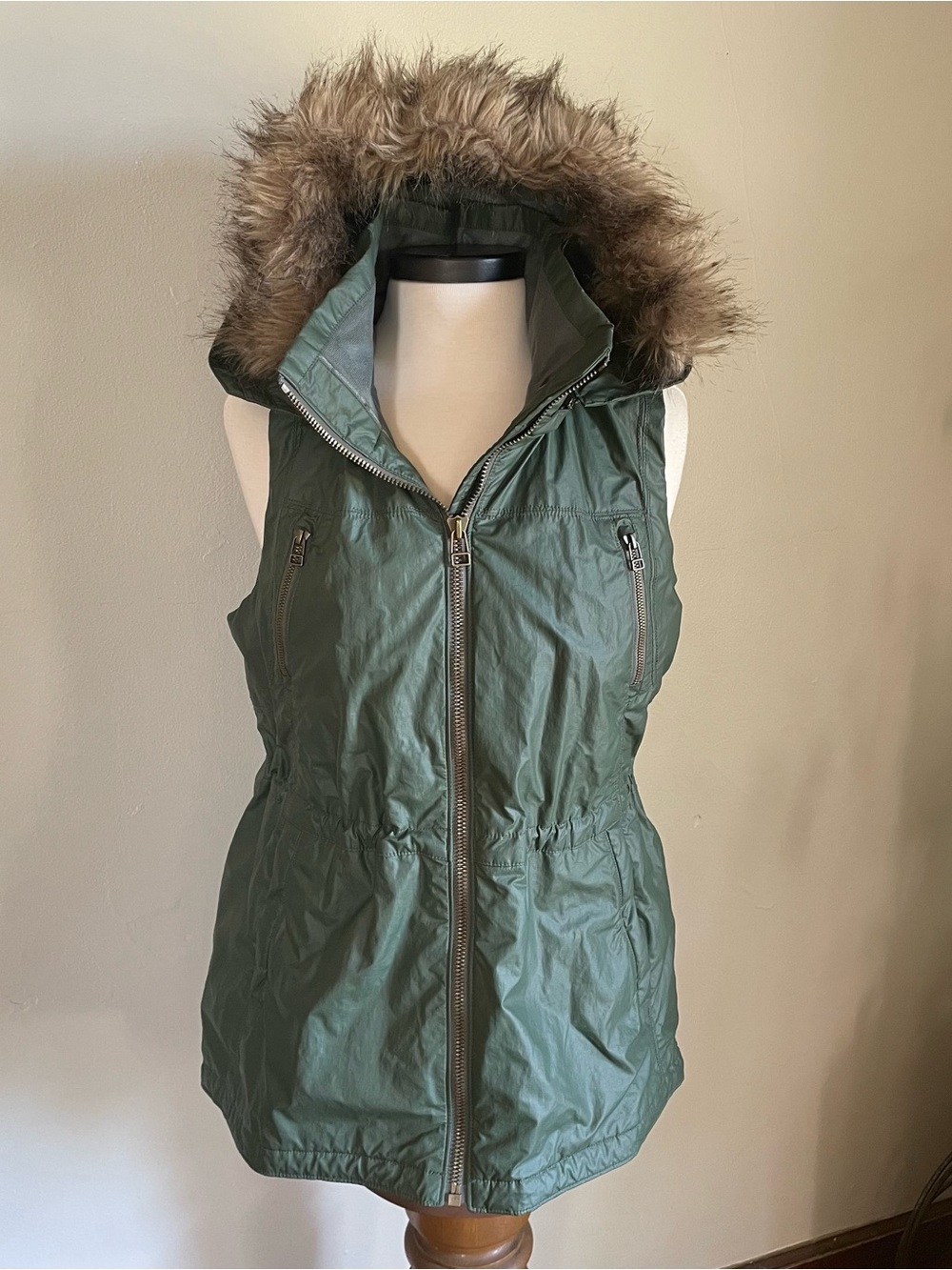Athleta Green Alpine Air Vest Faux Fur Removable Hood Zip Pockets Size Large